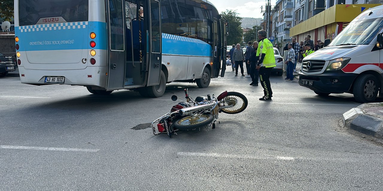 Halk Otobüsüne Çarpan Motosikletin Sürücüsü Ağır Yaralandı