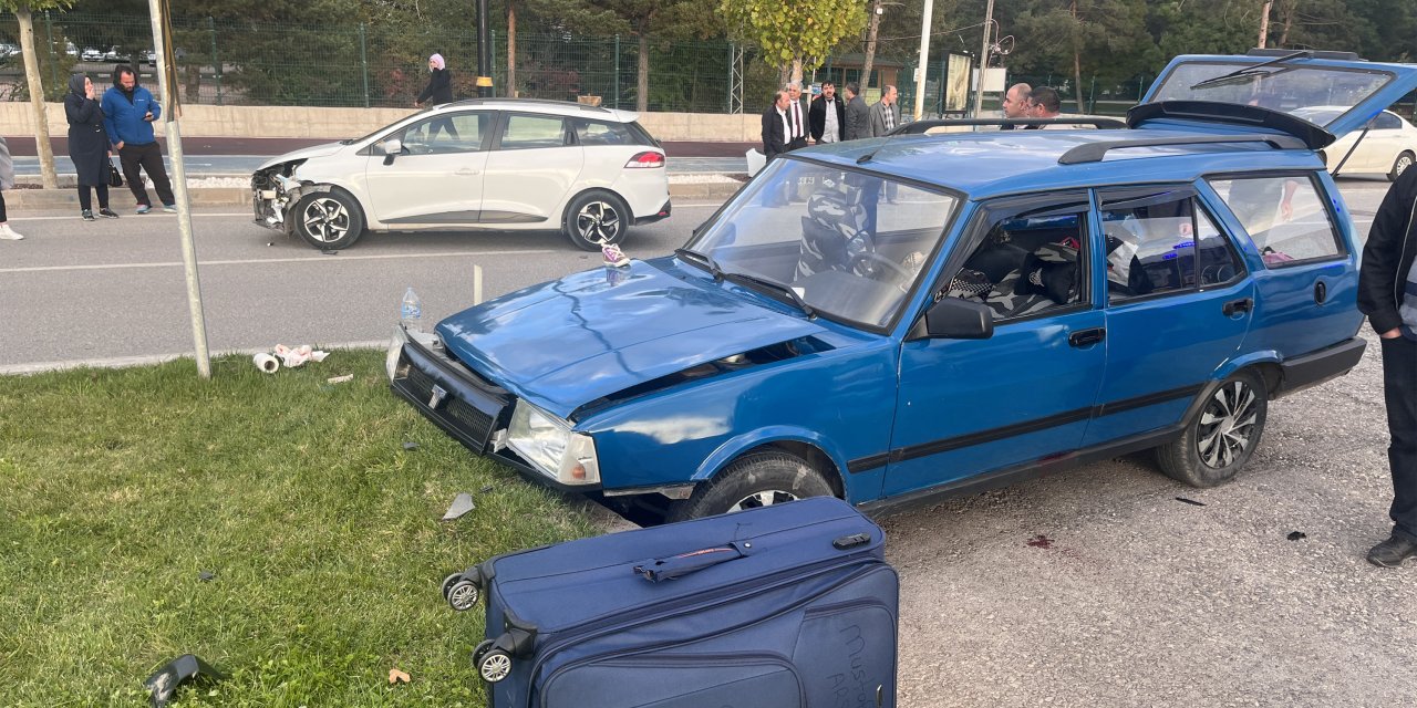 Sivas'ta İki Otomobil Çarpıştı: 5 Yaralı
