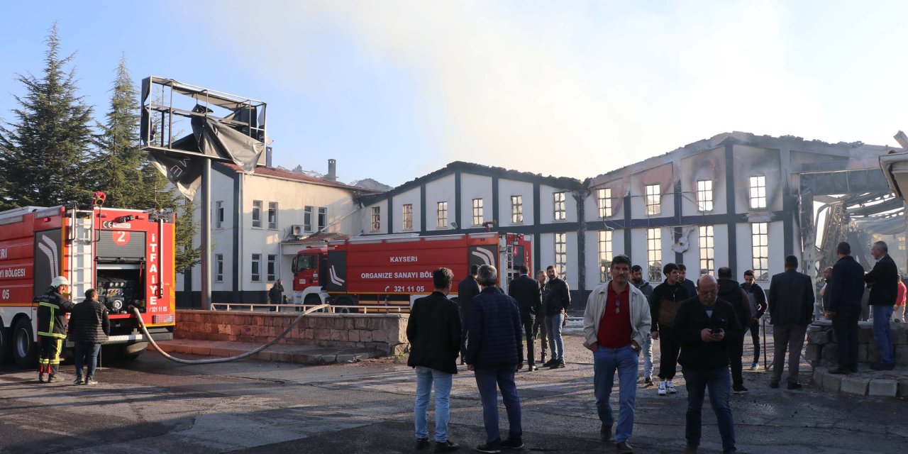 Kayseri'de Mobilya Fabrikasında Yangın (3)