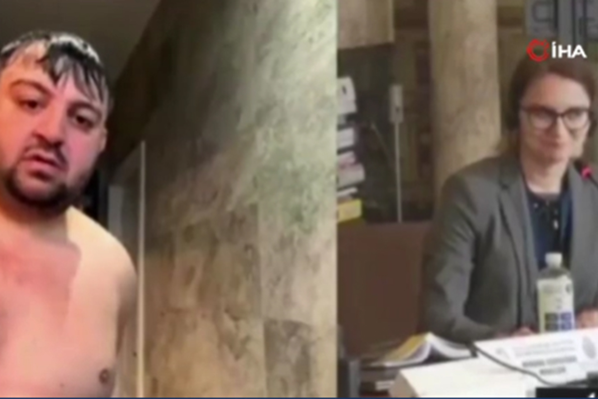 Roman milletvekili toplantıya kamerasını açık unutup duştan katıldı