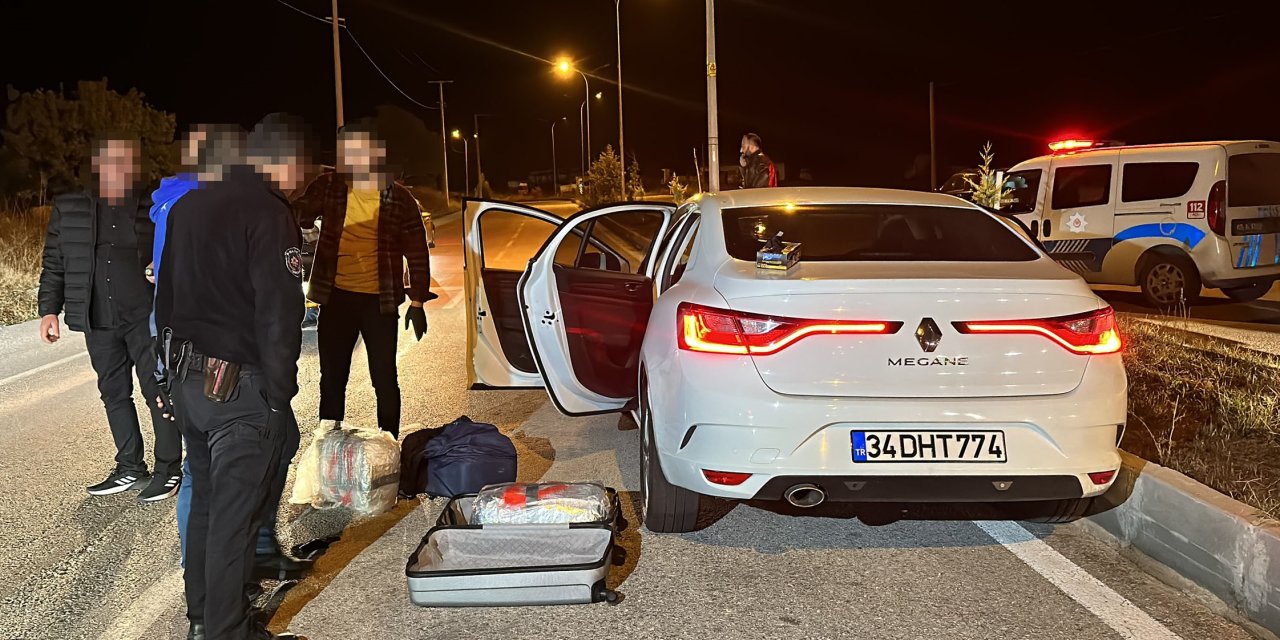 20 Kilometrelik Takiple Durdurulan Otomobilden 17 Kilo Uyuşturucu Çıktı