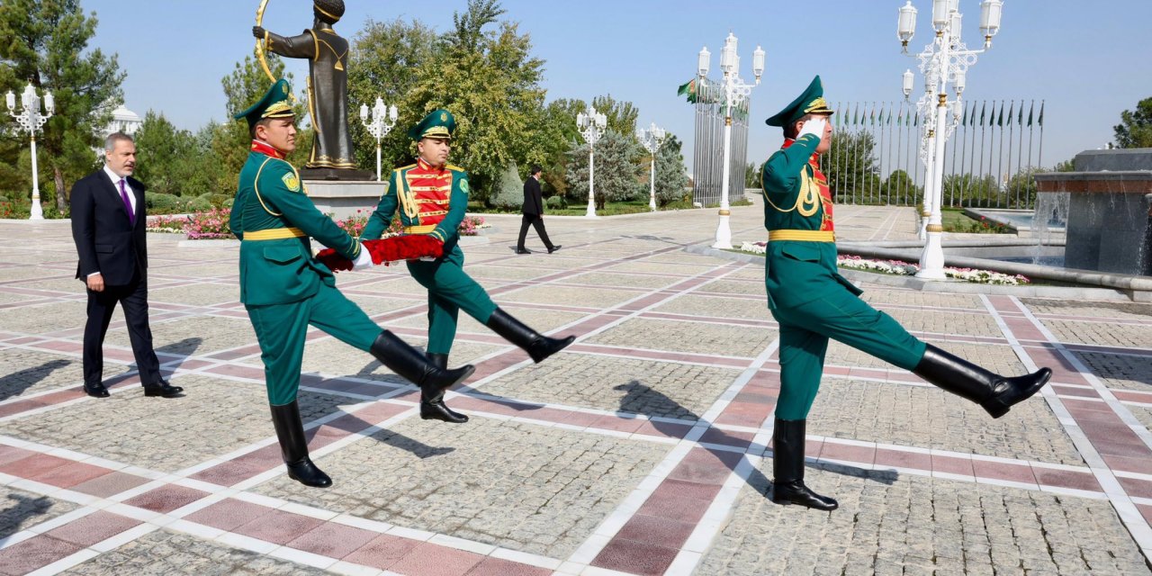 Bakan Fidan, Türkmenistan Bağımsızlık Anıtı’na Çelenk Koydu