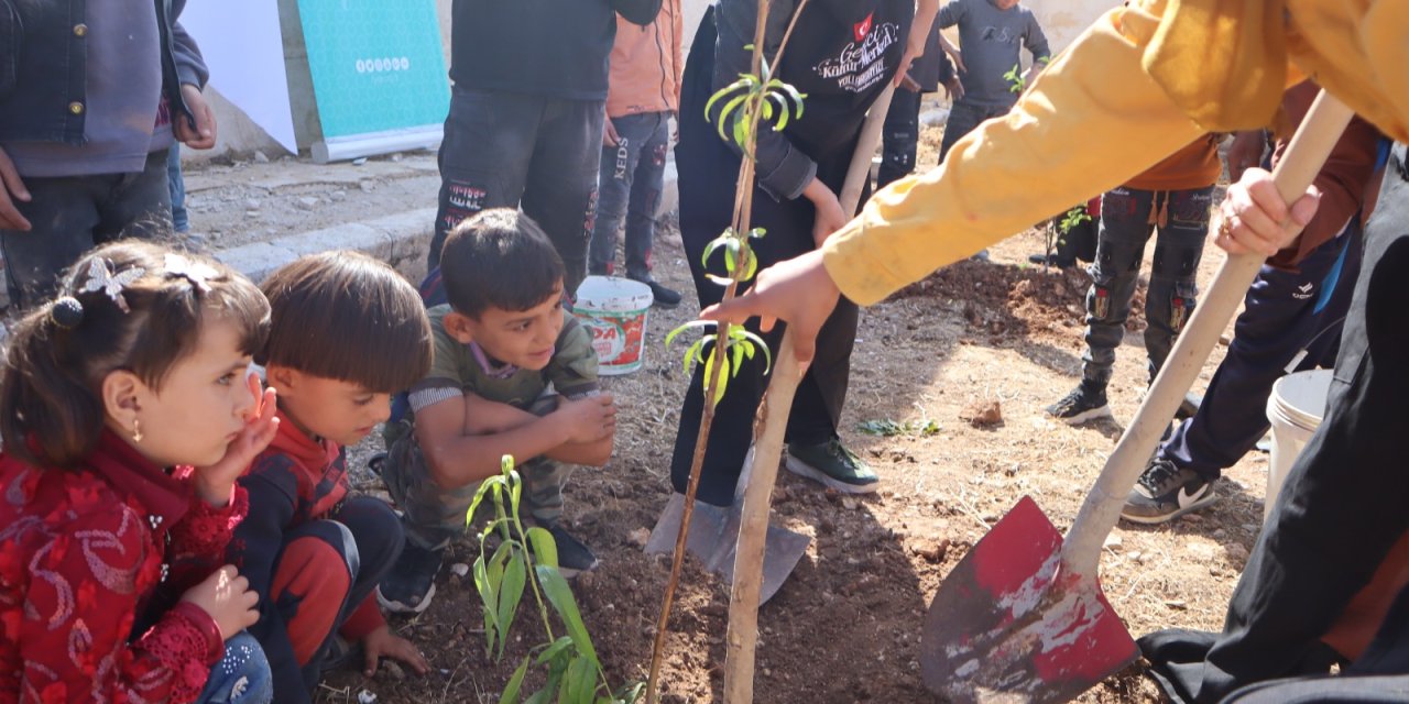 Suriye Güvenli Bölge’de Okul Bahçelerine Meyve Ağacı Dikiliyor