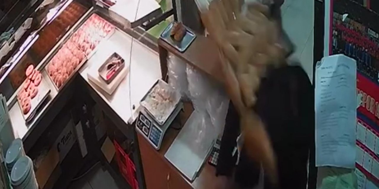 Kasadan Para Çalan Hırsızın Başına Börek Tepsisi İle Vurdu