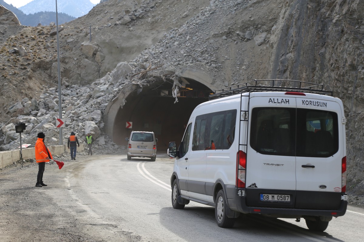 Heyelan nedeniyle kapanan Artvin-Erzurum kara yolu ulaşıma açıldı