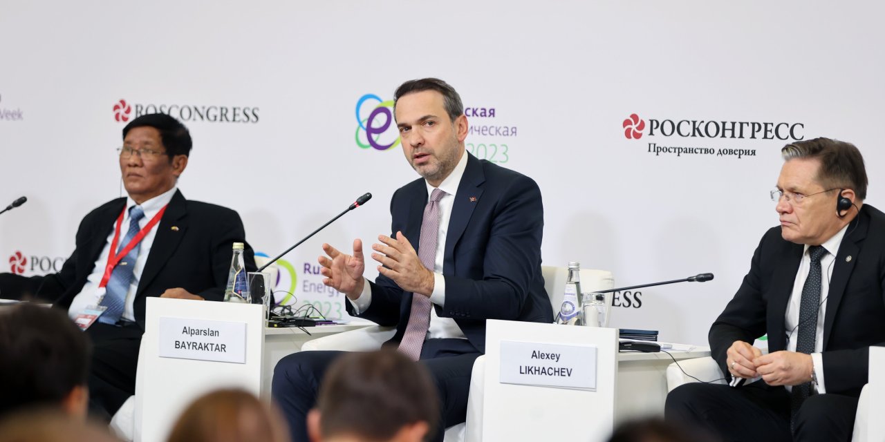 Bakan Bayraktar, Moskova’da ‘Düşük Karbonlu Enerji’ Oturumuna Katıldı