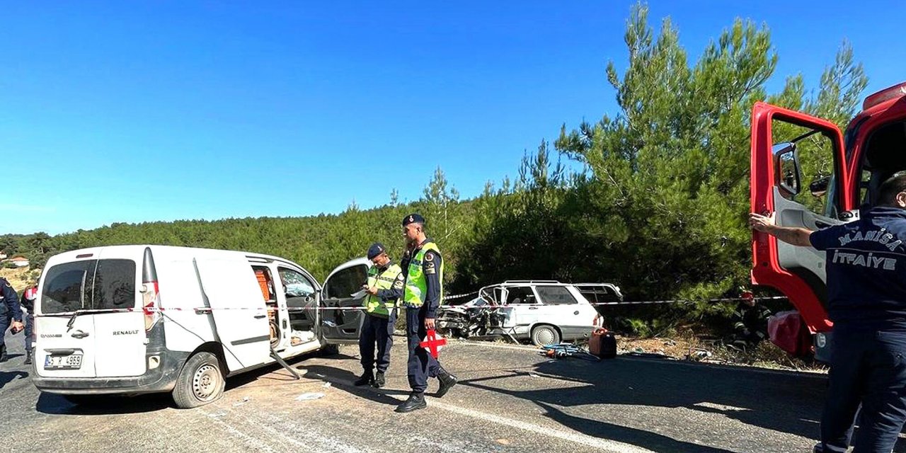 Manisa'da Otomobil İle Hafif Ticari Araç Çarpıştı: 2 Ölü, 3 Yaralı