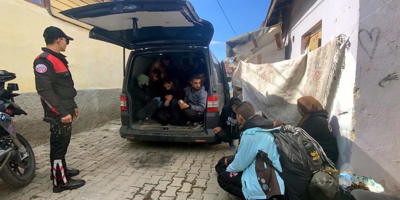 Sürücünün Terk Ettiği Minibüste 23 Kaçak Göçmen Yakalandı
