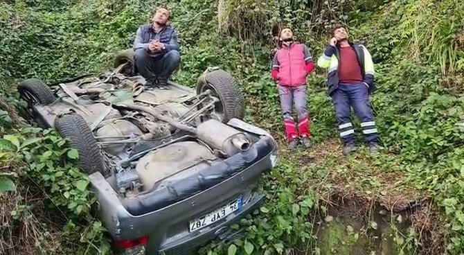 Rize’de Şarampole Yuvarlanan Aracın Sürücüsü Yaralandı