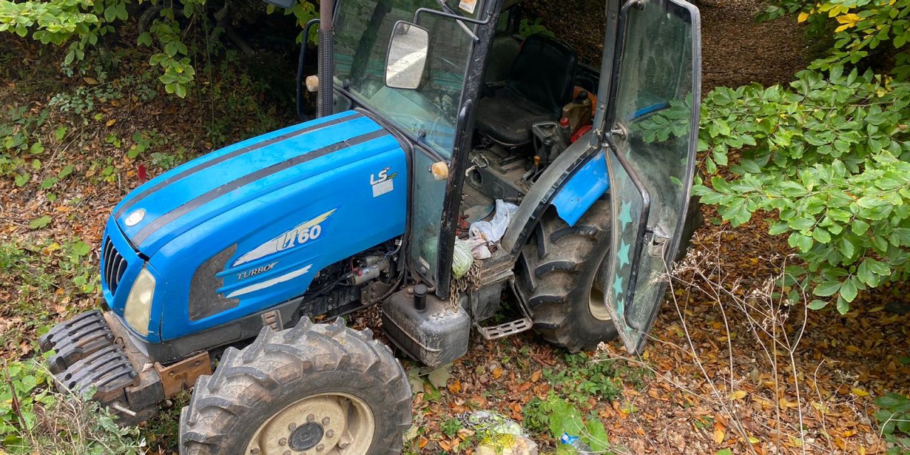 Odun Yüklü Traktör, Şarampole Düştü; Sürücü Yaralı, Eşi Öldü