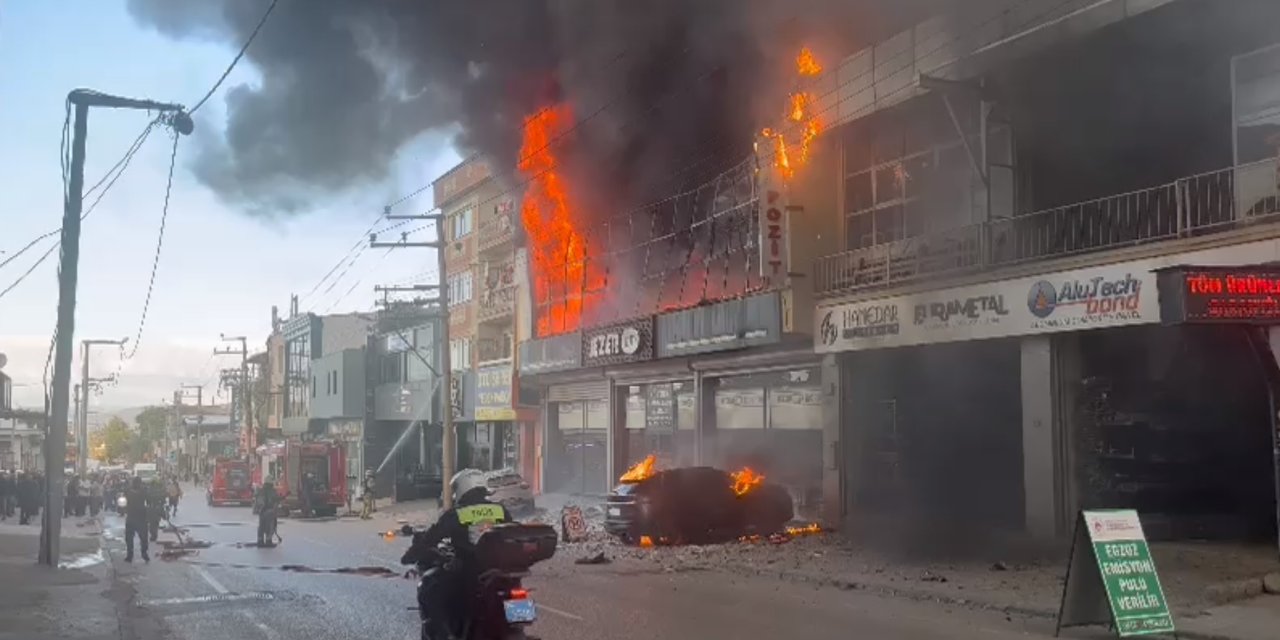 Bursa’da Mobilya Atölyesinde Yangın; Otomobile Ve İş Yerine De Sıçradı