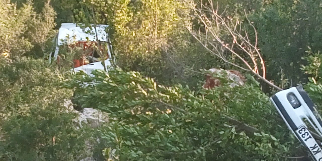 Otomobil 30 Metrelik Uçuruma Yuvarlandı: 1 Ölü, 1 Yaralı