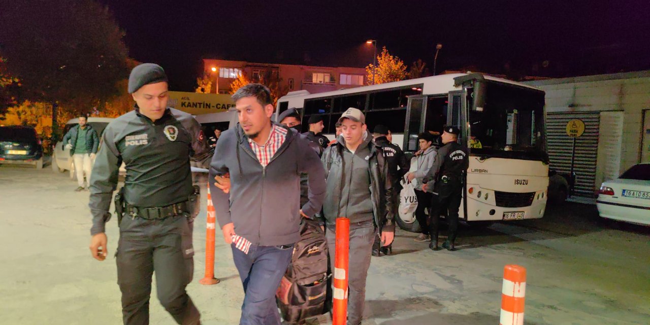 İnegöl'de Suriyeli 20 Kaçak Göçmen Yakalanıp, Sınır Dışı Edildi