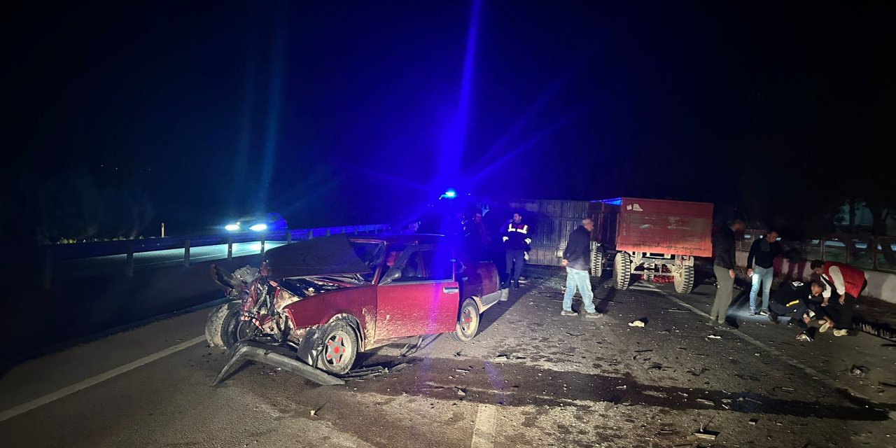 Susurluk'ta Otomobil İle Traktör Çarpıştı: 3 Yaralı