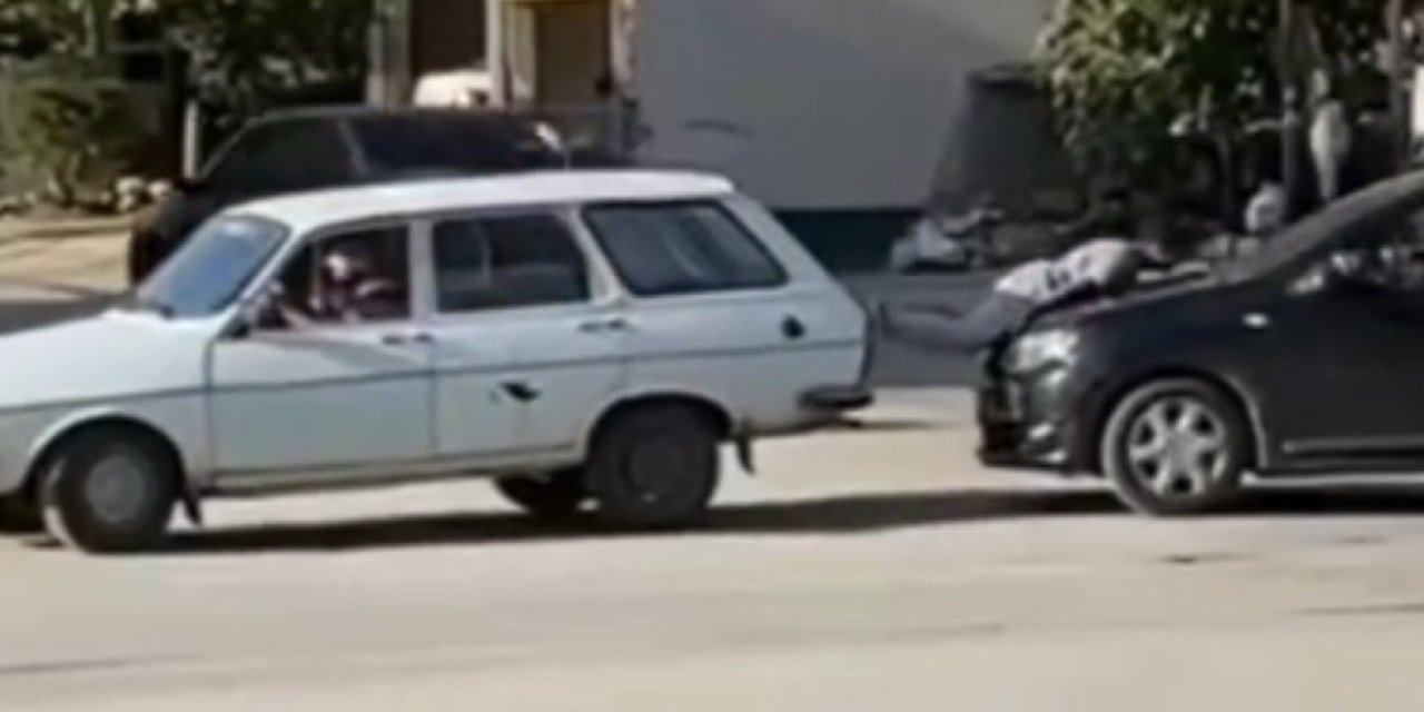 Arıza Yapan Otomobili, Arkadaki Otomobilin Üzerine Yatan Çocukla İttiler