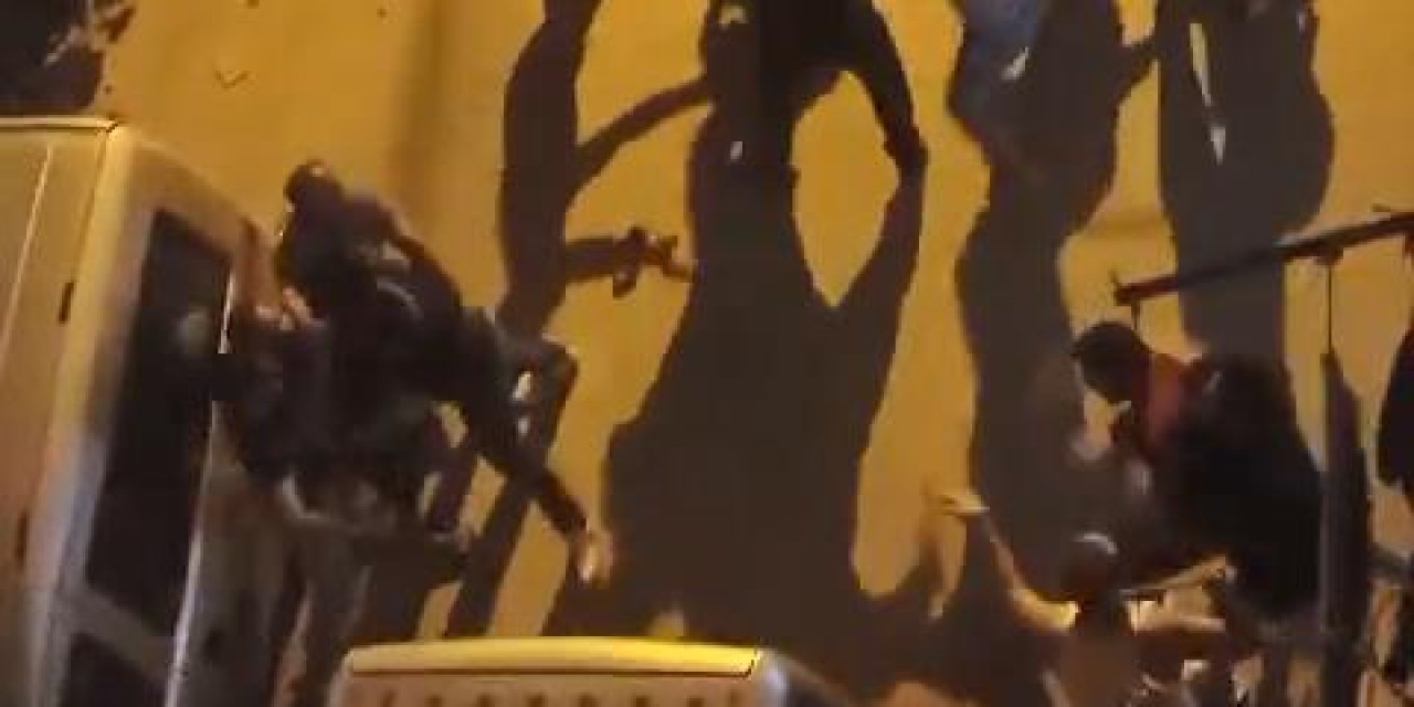 İki Grup Birbirlerine Sopalarla Saldırdı; O Anlar Kamerada