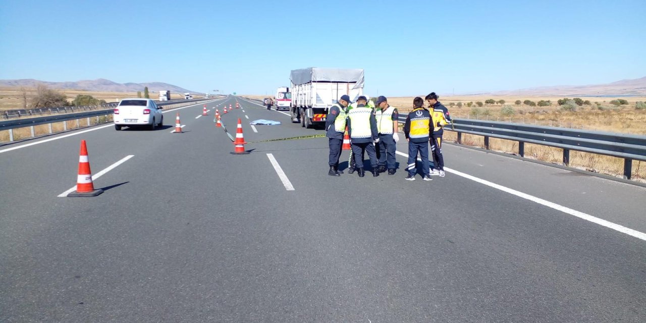 Otoyolda Tır'dan İnen Şoföre Çarpıp Ölümüne Neden Olan Aracın Sürücüsü Kaçtı