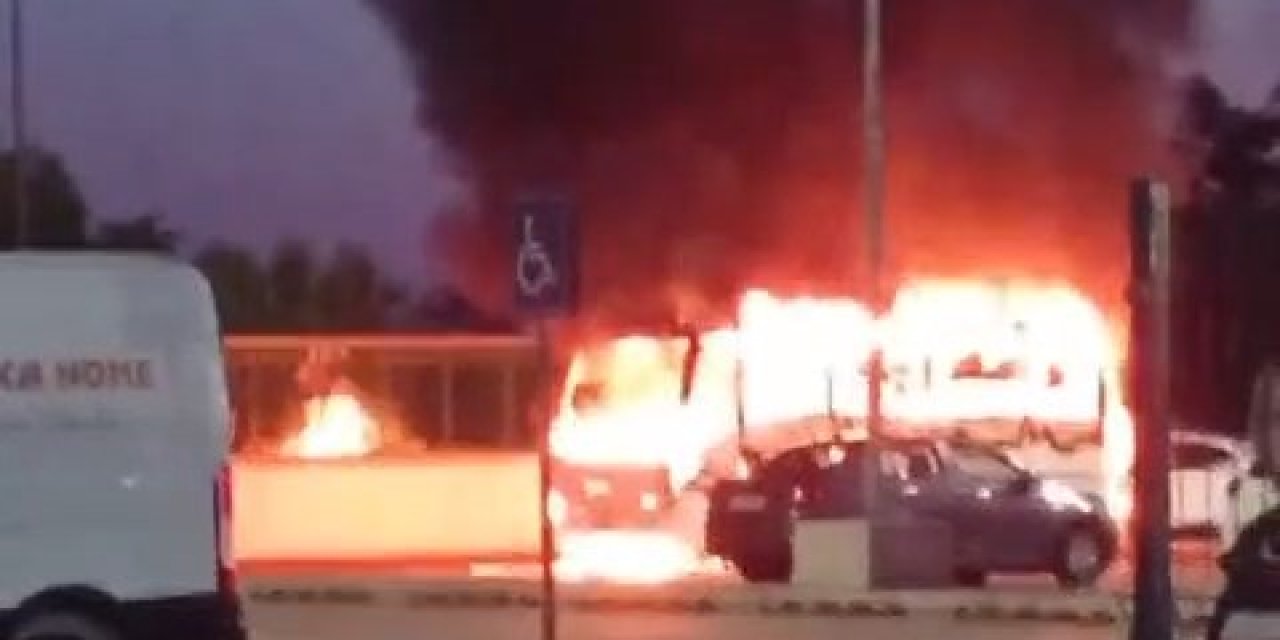 Bayrampaşa'da İspark'a Ait Otoparkta Bulunan Midibüs Alev Alev Yandı