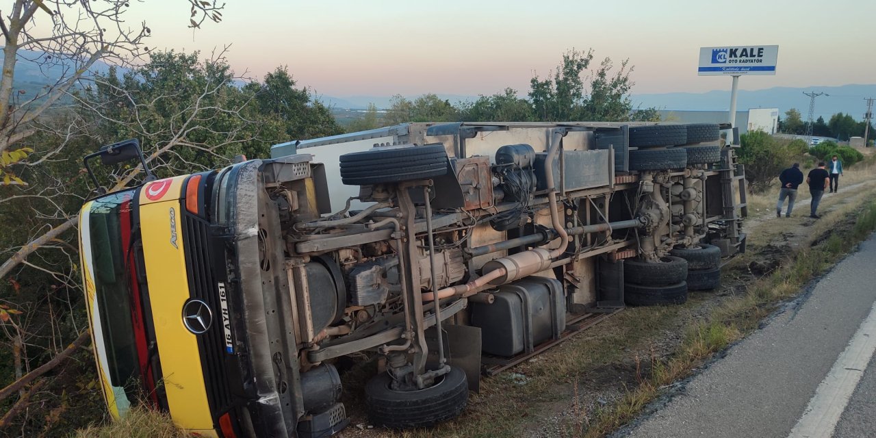 Bursa'da Kontrolden Çıkan Kamyon Devrildi: 1 Yaralı