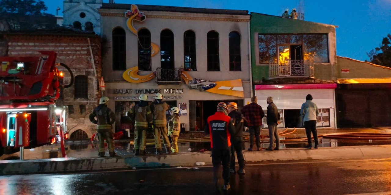 Balat'ta Bulunan Oyuncak Müzesi Alev Alev Yandı (Geniş Haber)