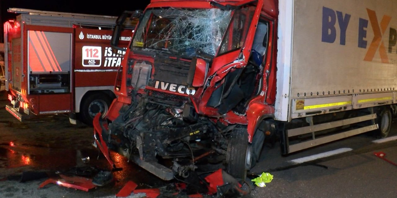 Beykoz'da Tır Önce Bariyerlere Ardından Park Halindeki Tır'a Çarptı
