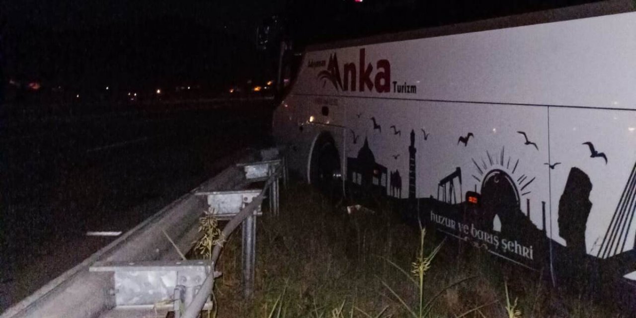 Yolcu, Otobüsün Direksiyonunu Çevirdi, Sürücü Hamlesi İle Uçuruma Düşmekten Kurtardı