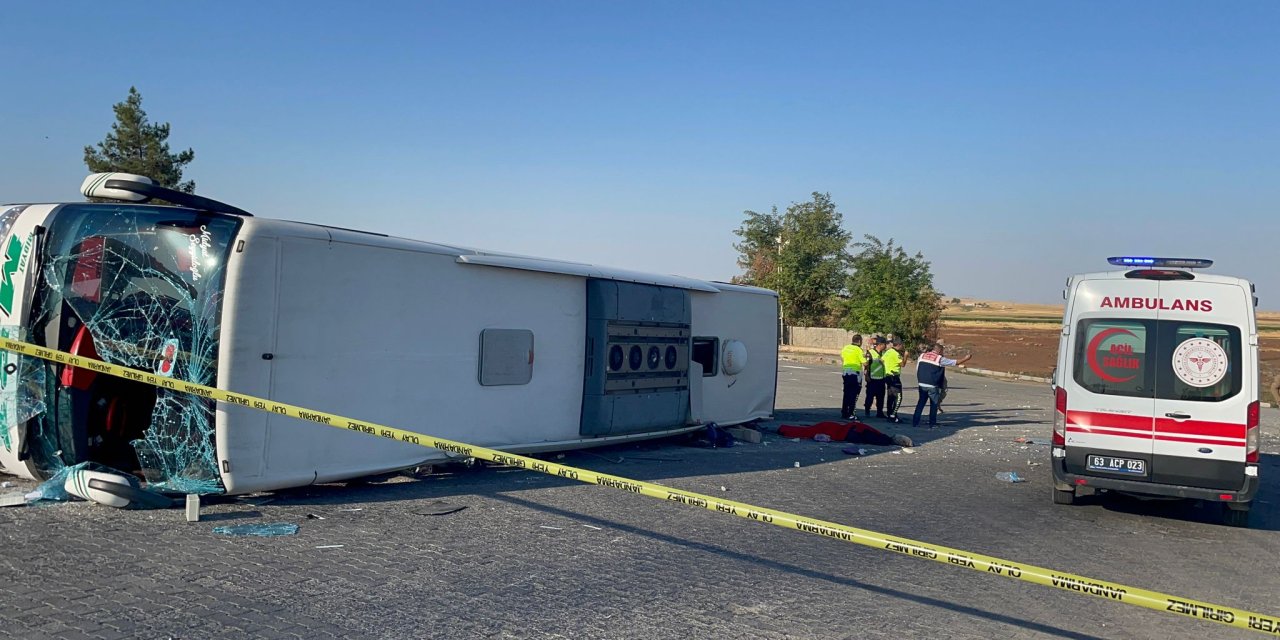 Şanlıurfa'da Yolcu Otobüsü Otomobile Çarpıp, Devrildi: 2 Ölü, 25 Yaralı