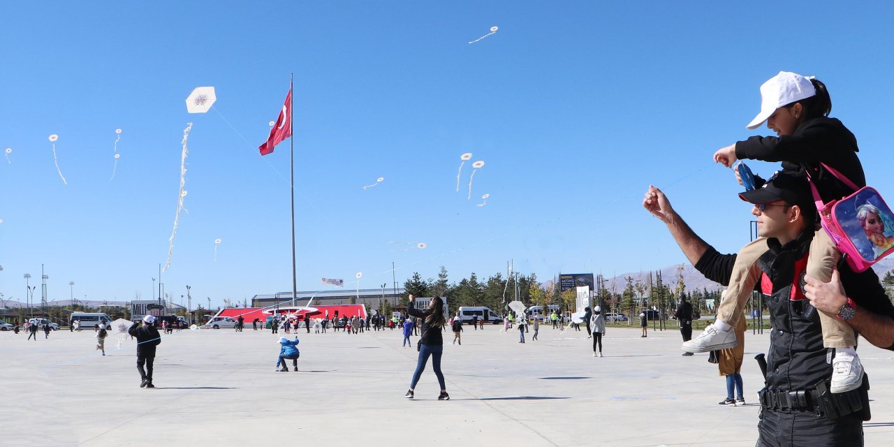 Çocuklar Uçurtmaları, Gazze'de Ölen Yaşıtları Anısına Gökyüzüyle Buluşturdu