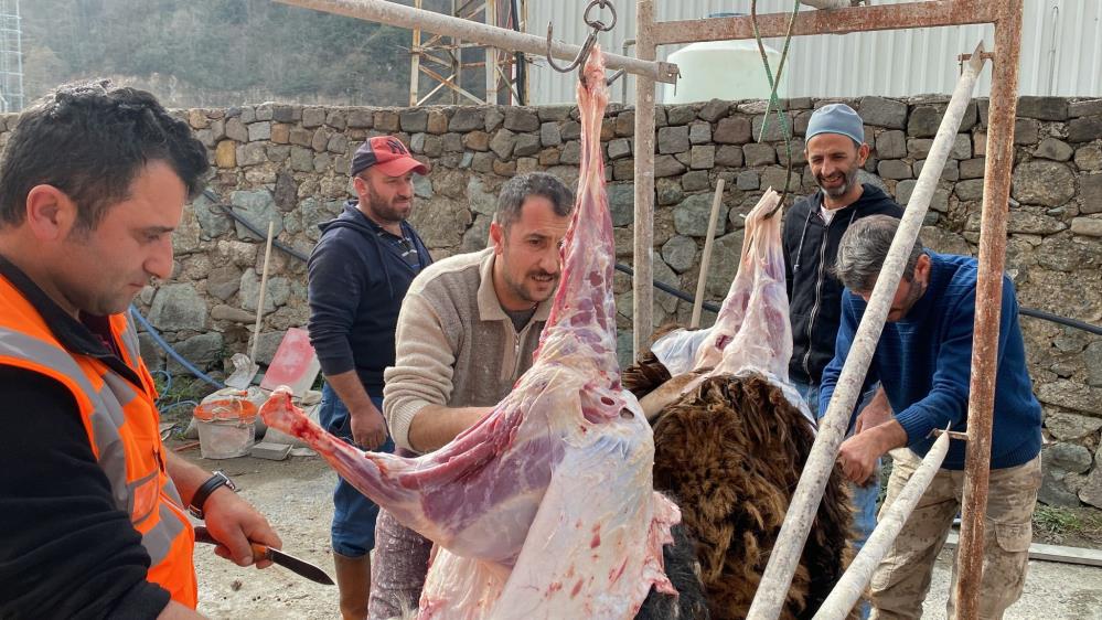 Sürmene’deki Depremzedelerin Et İhtiyacını Karşılamak İçin Harekete Geçtiler