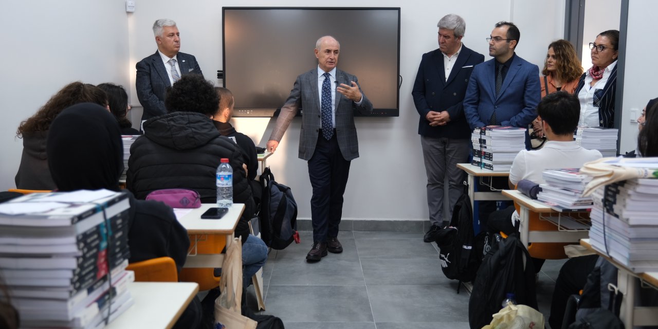 Büyükçekmece'de Üniversiteye Hazırlanan Gençlere Kitap Dağıtıldı