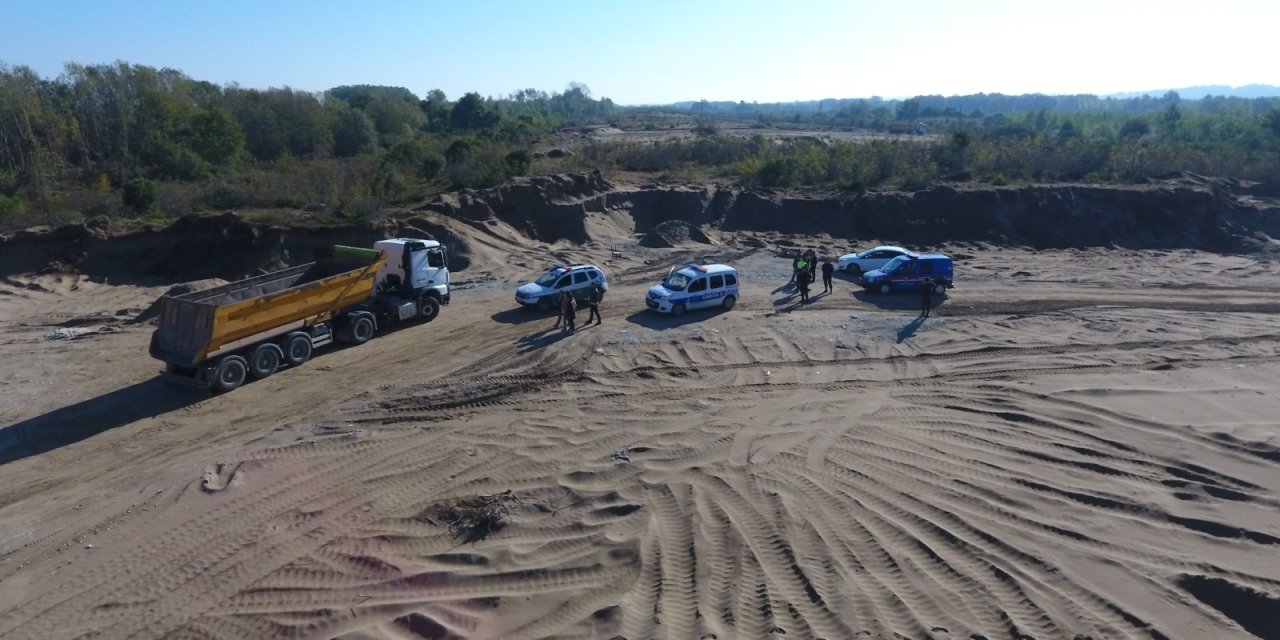 Kamyona Kaçak Kum Yükleyen 3 Şüpheliye Suçüstü