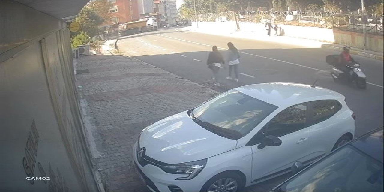 Beylikdüzü'nde Motosikletli Kapkaççılar Kamerada