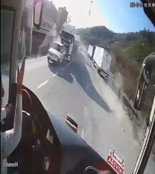 Artvin’de 3 aracın karıştığı kaza kameralara yansıdı