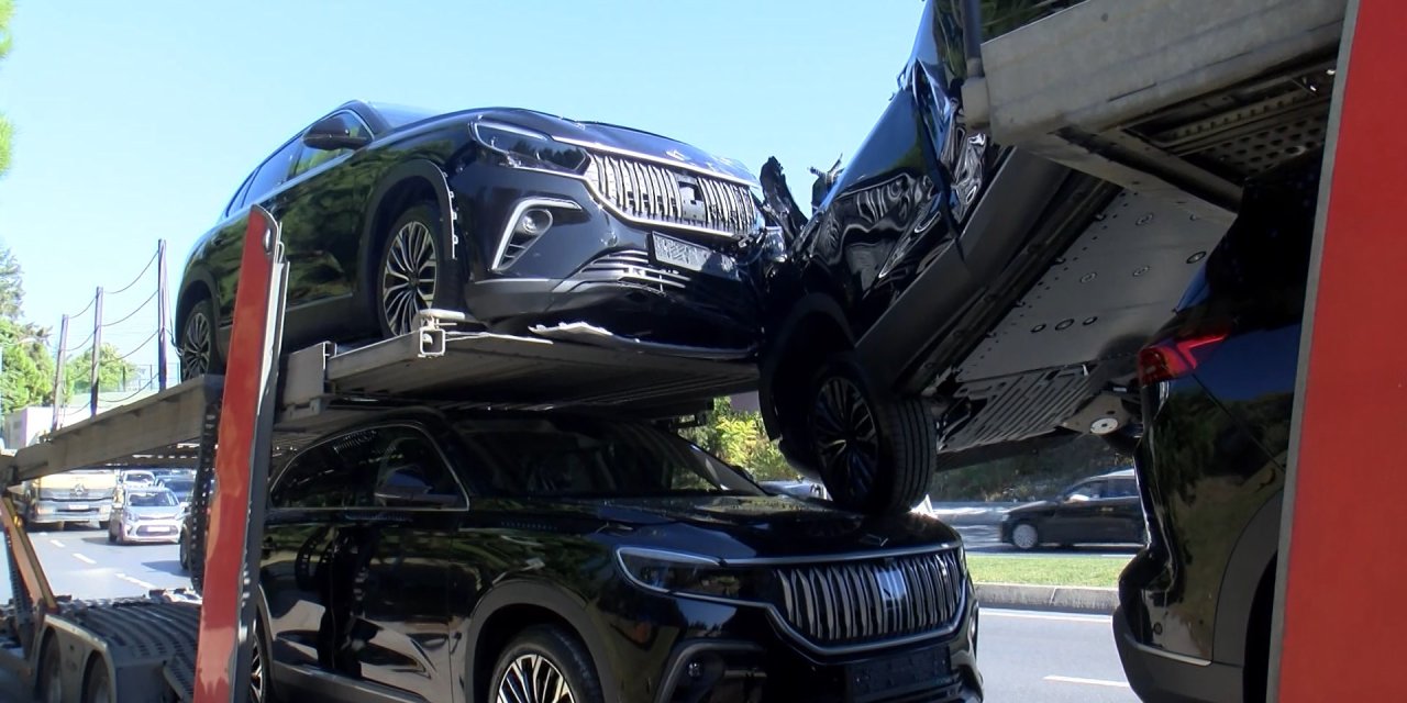 Bakırköy'de Tır Üst Geçide Takıldı 3 Araçta Hasar Oluştu