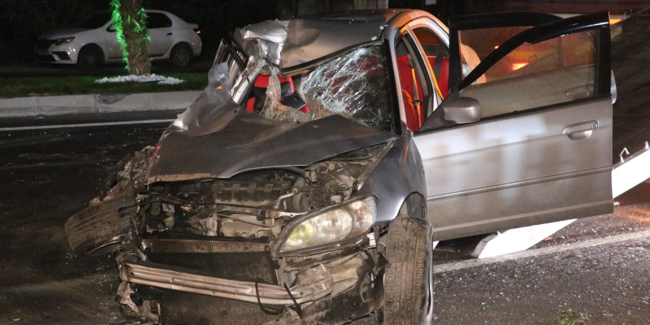 İzmir'de 2 İşçi Servisi İle Otomobilin Çarpıştığı Kaza Kamerada: 6 Yaralı