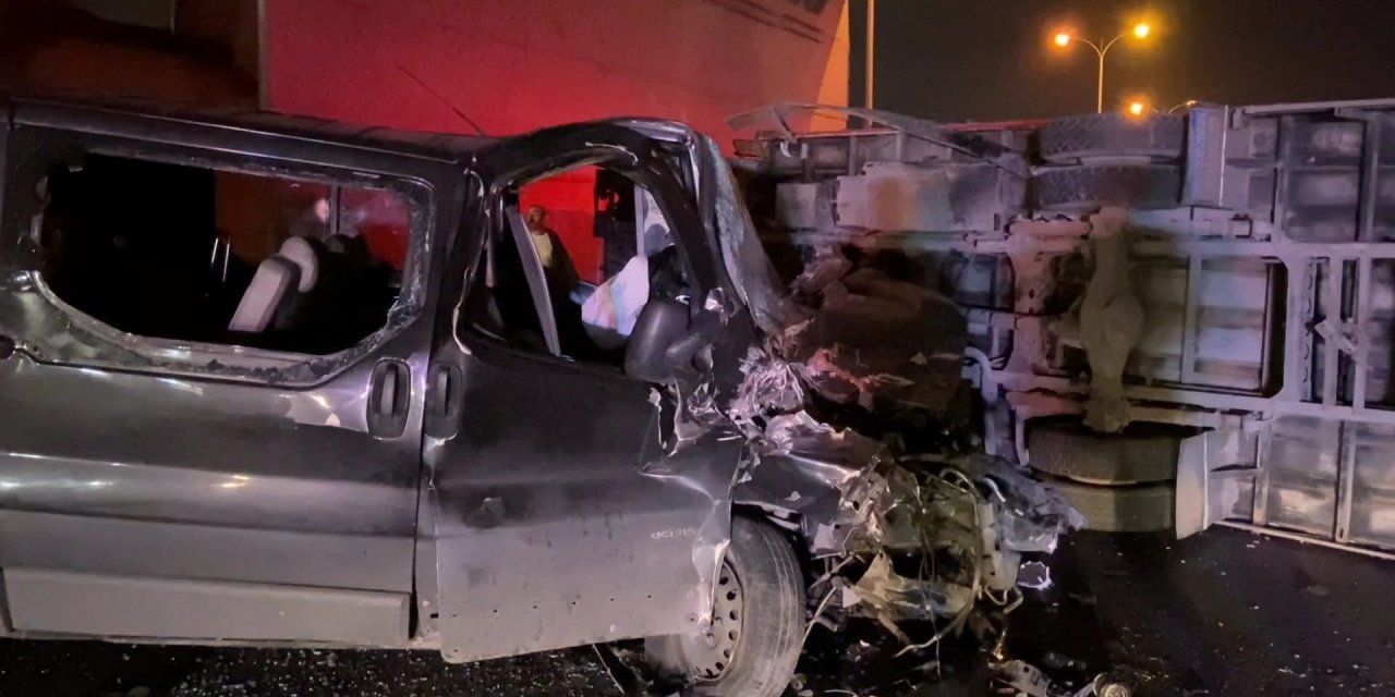 Esenler'de Minibüsün Çarptığı Kamyon Devrildi: 3 Yaralı