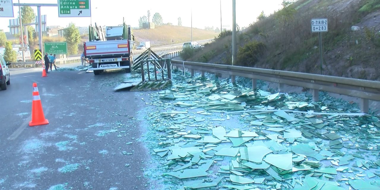 Sancaktepe'de Tır'ın Kasasındaki Camlar Yola Savruldu; Trafik Durma Noktasına Geldi