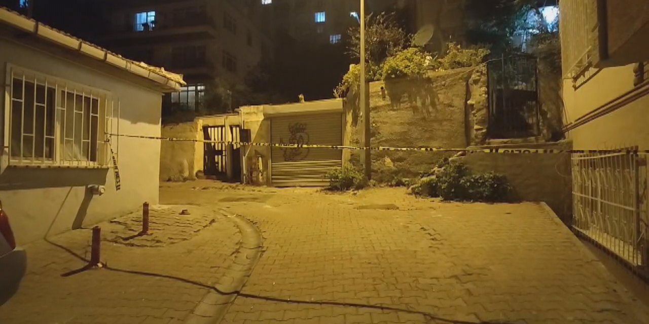 Eyüpsultan'da Terk Edilen Aracın Bagajında Otomatik Silahlar Bulundu