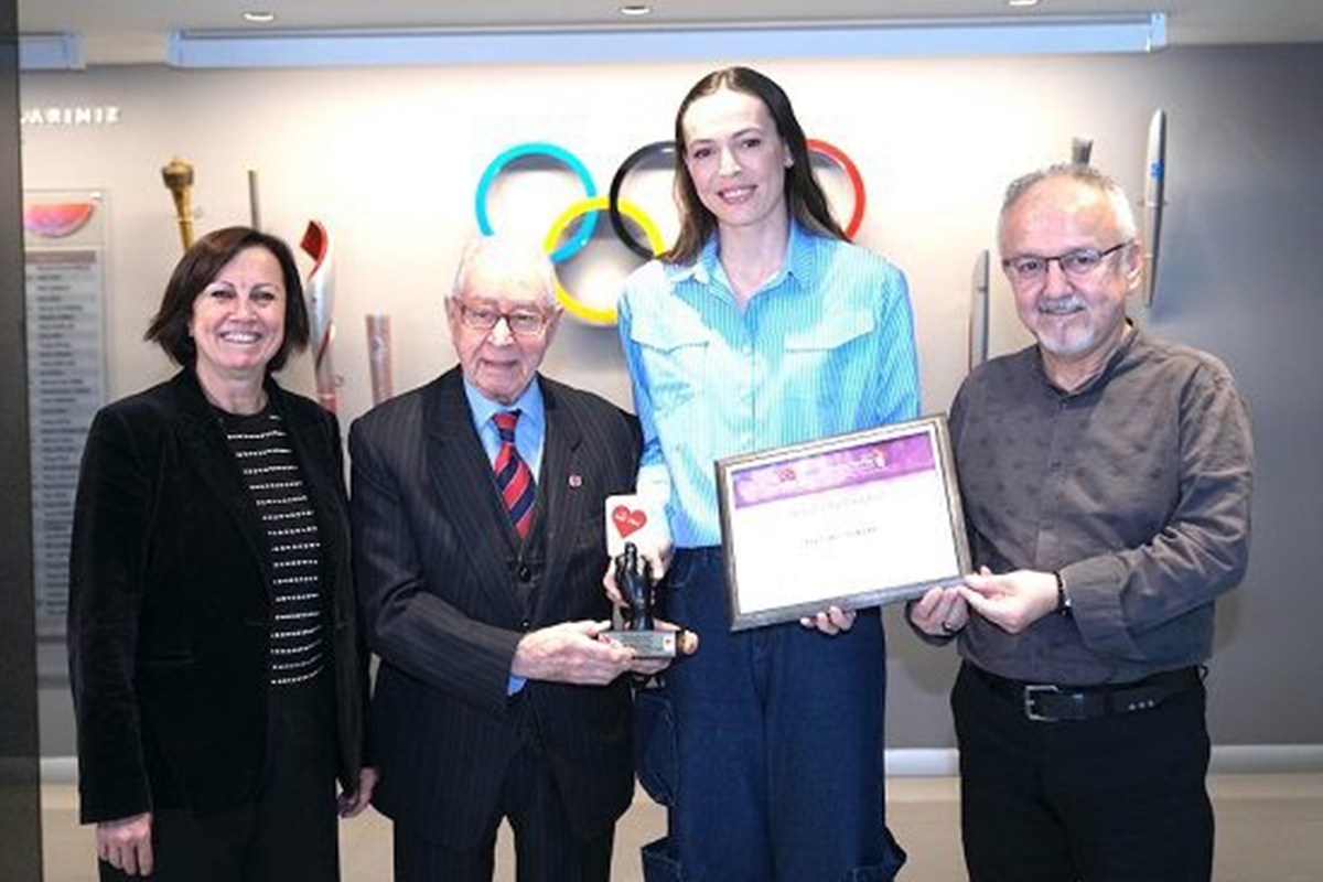 Milli voleybolcu Eda Erdem Dündar, Şeref Diploması ödülünü aldı