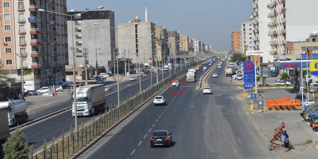 Tarihi İpekyolu'ndaki Üst Geçitleri Kullanmayıp, Ölümü Göze Alıyorlar