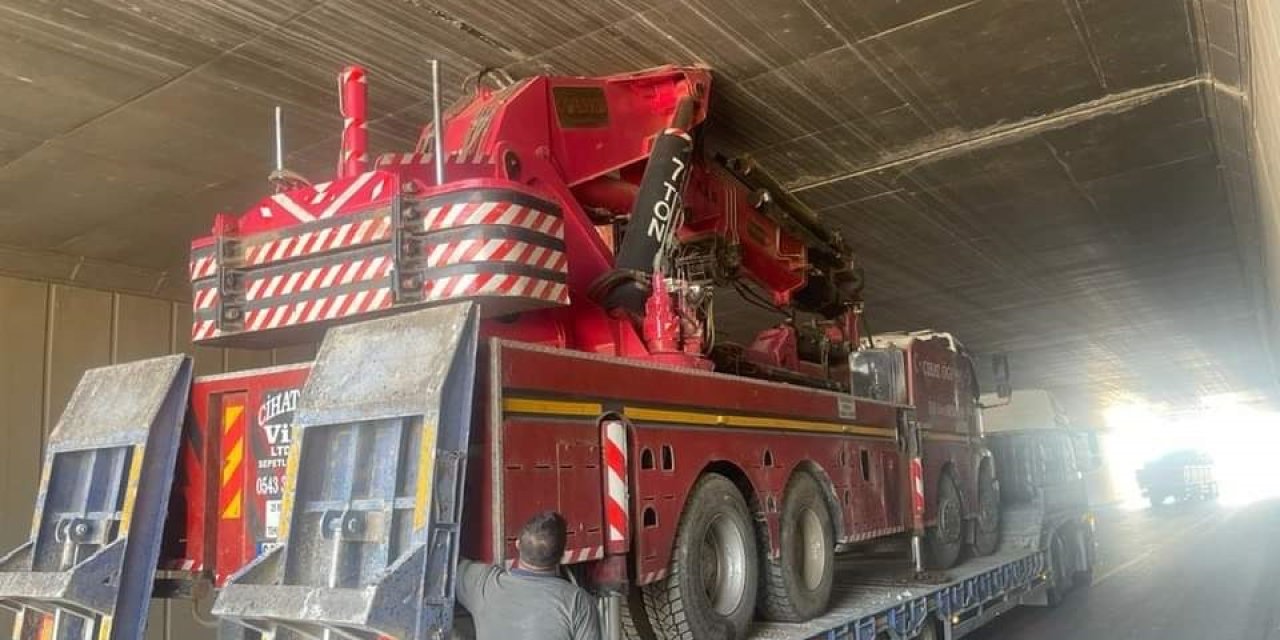 Çekicinin Taşıdığı Vinç, Köprü Altında Sıkıştı