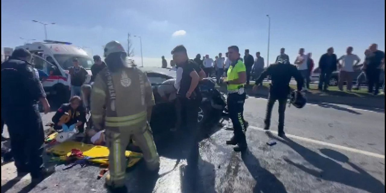 Sultangazide Otomobiller Kafa Kafaya Çarpıştı; 2'si Çocuk 6 Yaralı