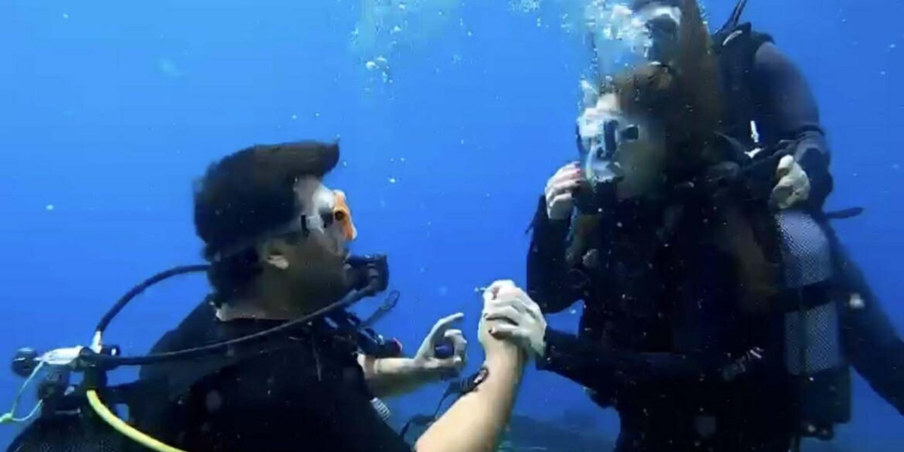 Bodrum'da Su Altında 'Tektaş' İle Sürpriz Evlilik Teklifi