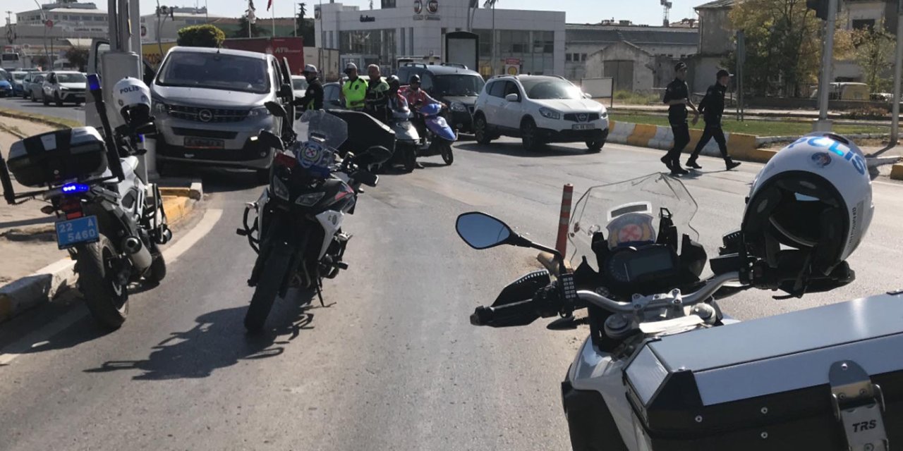 Aile Gibi Davranıp, Göçmen Kaçakçılığı Yapan 2 Şüpheli Tutuklandı (2)