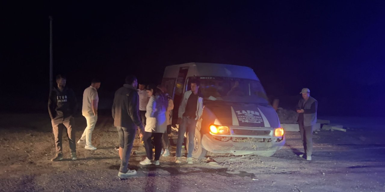 Nevşehir'de Tarım İşçilerinin Taşındığı Minibüs Refüje Çarptı: 6 Yaralı