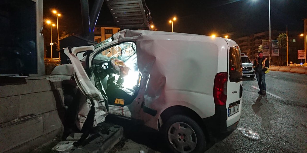 Hafif Ticari Araç, Üst Geçidin Asansörüne Çarptı: 2 Ölü, 1 Yaralı