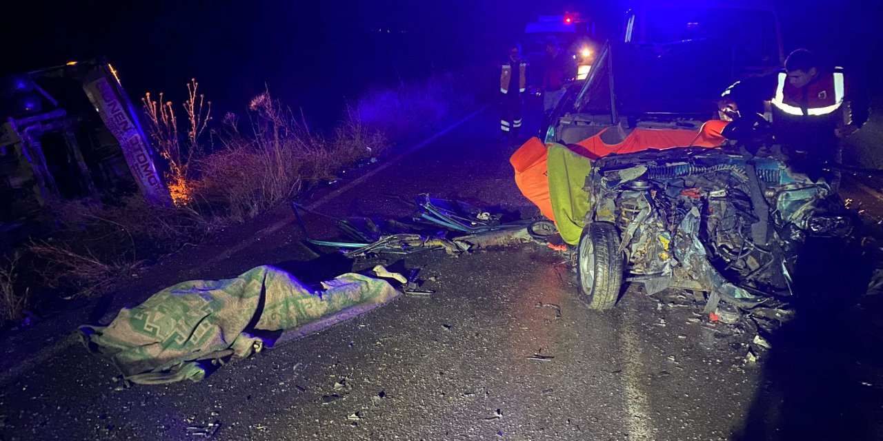 Isparta'da Kamyonet İle Otomobil Çarpıştı: 5 Ölü, 1 Yaralı