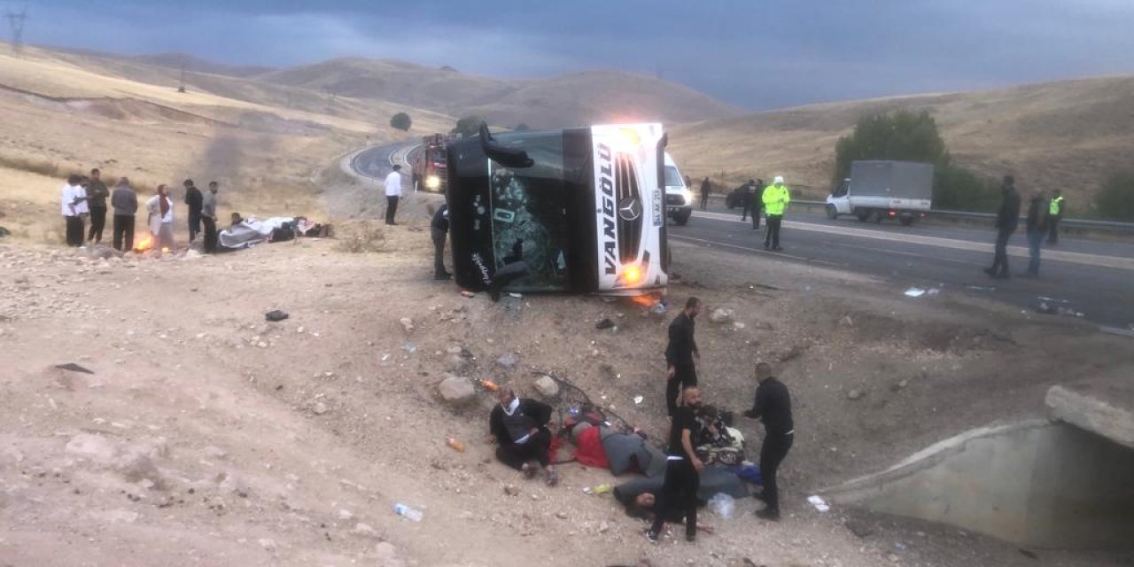 Sivas'ta Yolcu Otobüsü Devrildi: 2 Ölü, 25 Yaralı - 2 (Yeniden)