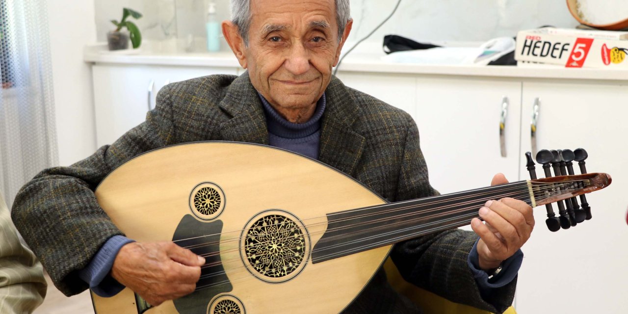 91 Yaşındaki Şair Ve Bestekar, Yaşlılar Korosunda