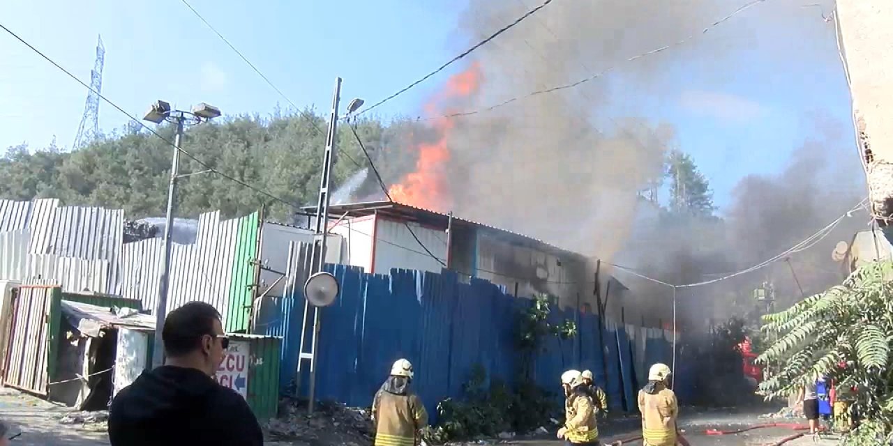 Sarıyer'de Kağıt Deposunda Yangın-1